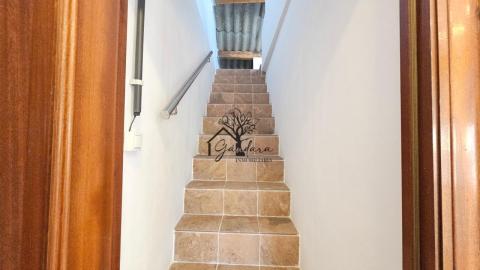 escalera bajo cubierta