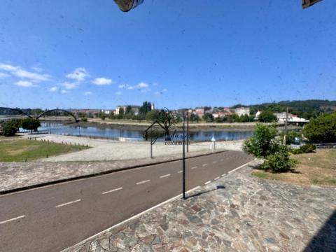 Vistas a  la ría y paseo marítimo